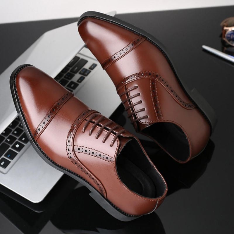 Mężczyźni Brogue Rzeźbione Casual Business Oxfords Sukienka Buty