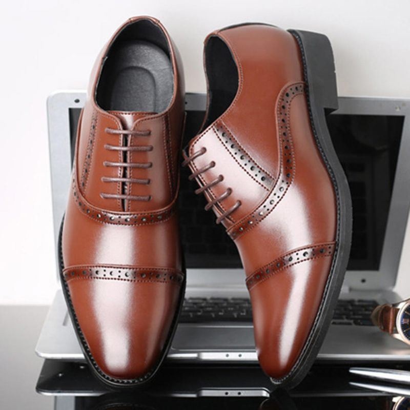 Mężczyźni Brogue Rzeźbione Casual Business Oxfords Sukienka Buty